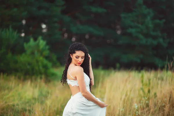 Menina bonita, cabelo preto bonito — Fotografia de Stock