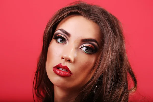 Retrato de una hermosa morena con uñas y labios rojos  - —  Fotos de Stock