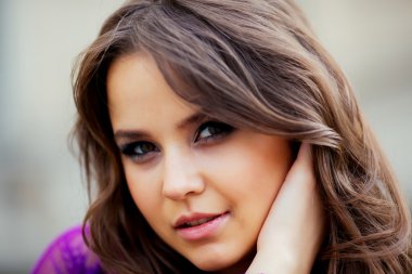 agains poz bir mavi elbiseli güzel bir genç kız portresi