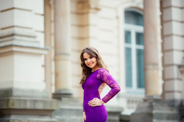 Hermosa chica sonriendo en vestido azul púrpura — Foto de Stock