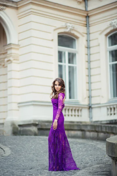 Beautiful brunette young woman wearing dress and walking on the — Stock Photo, Image