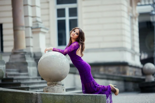 年轻漂亮的女人，在紫色的裙子，享受太阳的秋日 ne — 图库照片