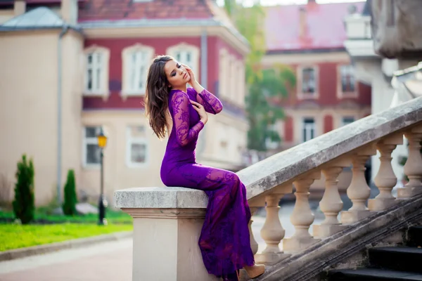 Mujer joven de pie cerca de las paredes de un antiguo castillo.Belleza — Foto de Stock