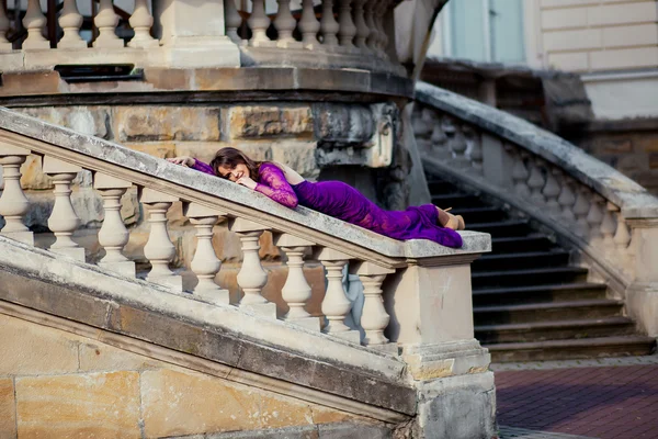 Menina bonita em um vestido de luxo caminha no parque de outono perto do th — Fotografia de Stock