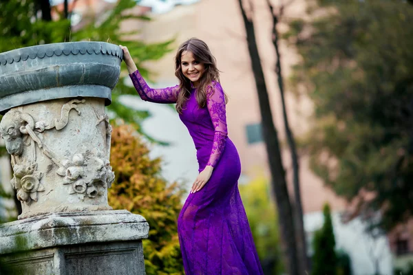 Hermosa chica en un vestido de lujo camina en el parque de otoño cerca de th — Foto de Stock