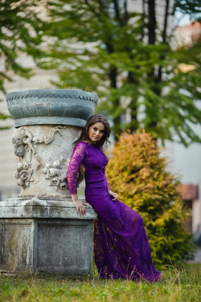 Menina bonita em um vestido de luxo caminha no parque de outono perto do th — Fotografia de Stock