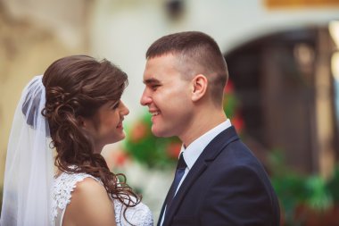 Birbirini seven çift birbirine bakıyor.