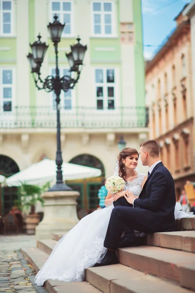HEUREUX jeune couple à Lviv, amoureux — Photo