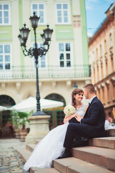 Trevligt par sitter på trappan i Lviv — Stockfoto