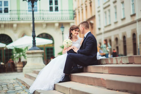 Szép pár ül a lépcsőn a Lviv — Stock Fotó