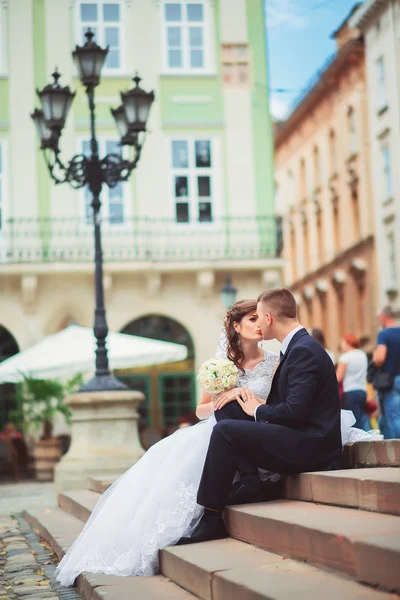 Ungt par i Lviv, kär — Stockfoto