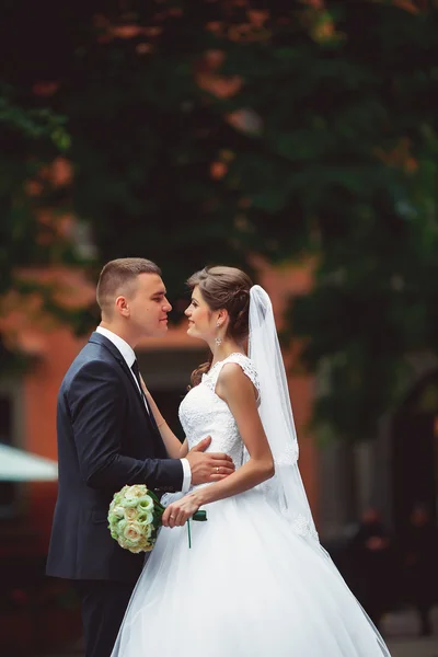 Liebespaar küsst sich in lviv — Stockfoto