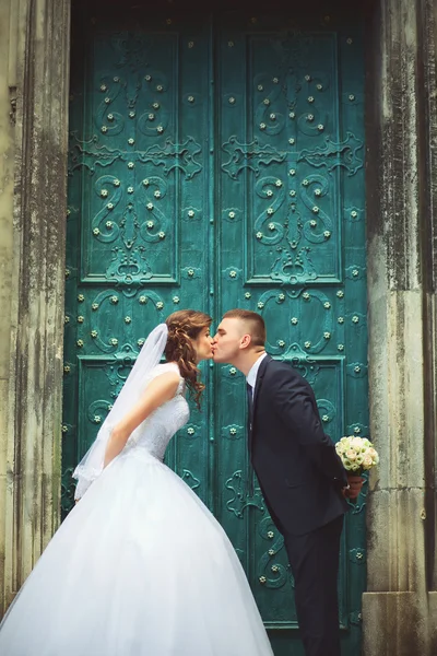 恩爱的夫妻在利沃夫接吻 — 图库照片