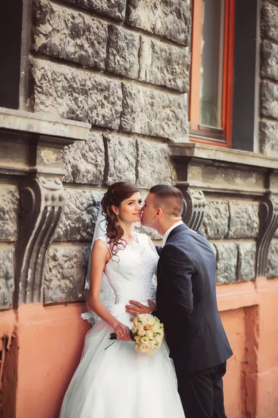 사랑 하는 커플 Lviv에서 키스 — 스톡 사진