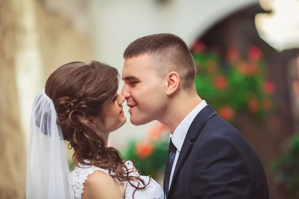Liebespaar küsst sich in lviv — Stockfoto