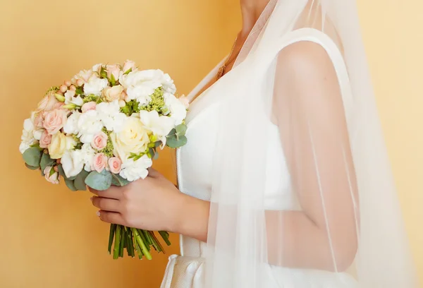 Novia de boda con ramo — Foto de Stock