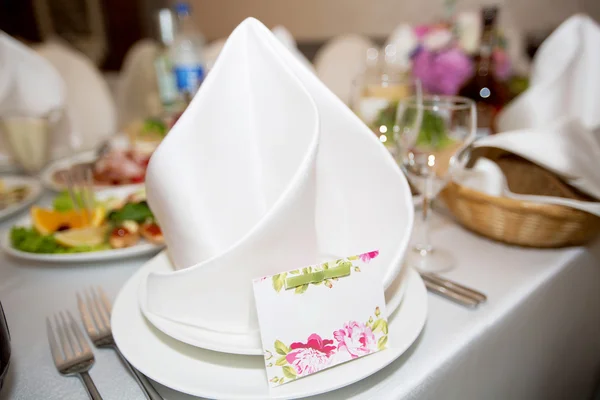 L と結婚式のテーブルの新郎および花嫁の場所 — ストック写真