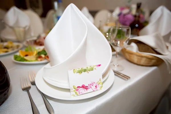 L と結婚式のテーブルの新郎および花嫁の場所 — ストック写真