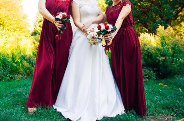 Bir gelin buketi ve iki nedime.