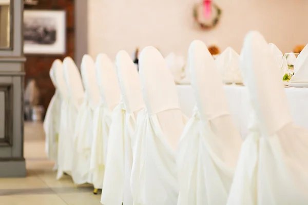 Cadeiras de casamento com as capas brancas — Fotografia de Stock
