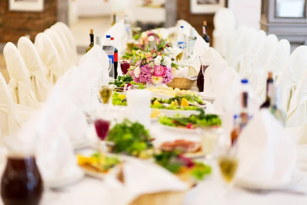 Configuração de mesa ao ar livre na recepção do casamento — Fotografia de Stock