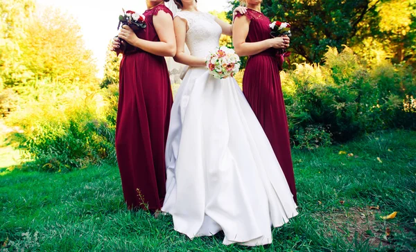 Sposa, fila di damigelle con mazzi di fiori alla grande cerimonia nuziale . — Foto Stock