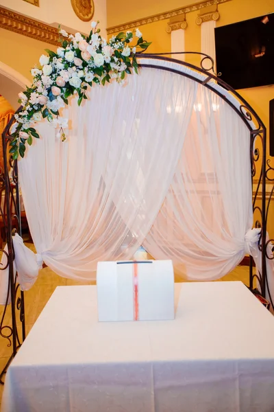 Arche de mariage élégante pour le mariage décoré avec du tissu de dentelle un — Photo