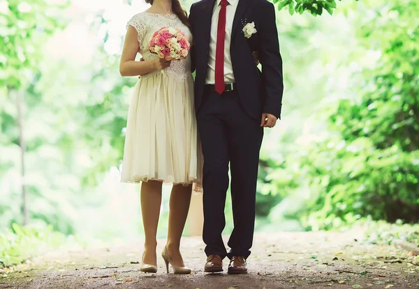 Moment de mariage, mariée et marié tenant la main avec bouqu — Photo