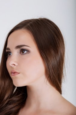 Güzel genç kadın yüz portresi kapatın. WHI üzerinde izole