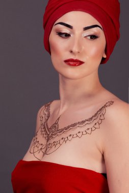 mehndi kızla. Mor ba üzerinde kına Mehdi ile güzel kız