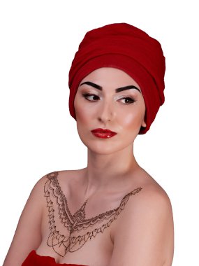 Kafasını con bir bandaj ile güzel bir kızın portresi