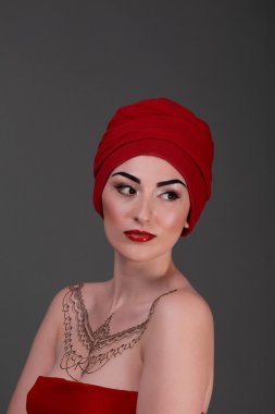 güzel genç kadın, kırmızı dudaklar ve kafasına eşarp elbise