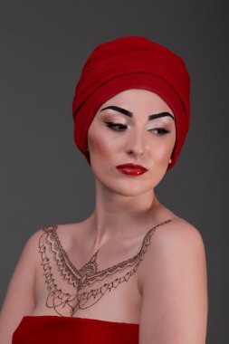 güzel genç kadın, kırmızı dudaklar Side'de gizemli görünüme bakın,