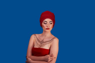 üzerinde mavi bir ba izole kırmızı dudaklar ile tabaklanmış güzel bir genç kadın