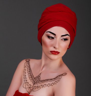 seksi kadın stüdyoda kırmızı dudaklar, izole gri backgro poz