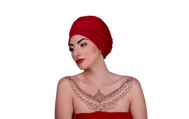 Kırmızı eşarp, kına dövme güzel Arap kızı. izole beyaz b