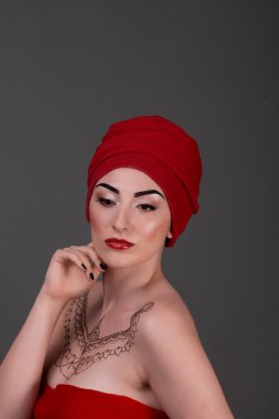 Kız dolgun dudaklar, şefkatle elini yüzüne yakın tutar