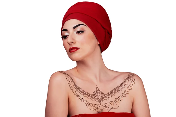 阿拉伯语晒黑红色的围巾，指甲花纹身的女孩。孤立的白色 — 图库照片