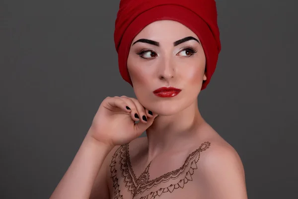 Beautiful woman with arabic make-up, red lips and curls. Beauty — Stock Photo, Image