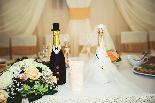 Két üveg pezsgő rajta, mint egy menyasszony és a vőlegény, állandó — Stock Fotó