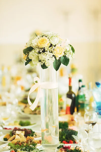 結婚式の日のテーブルのきれいな花 — ストック写真