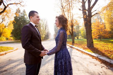 Düğün iki güneşli gün gülümseyerek içinde park içinde