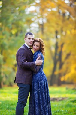 Düğün iki gün batımında dağlarda bir orman içinde