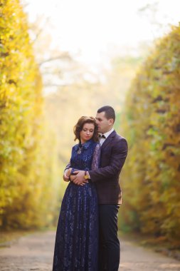 Yeni evli çift ayakta Park