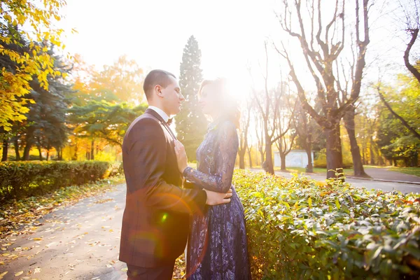 夕日で山の森で結婚式のカップル — ストック写真