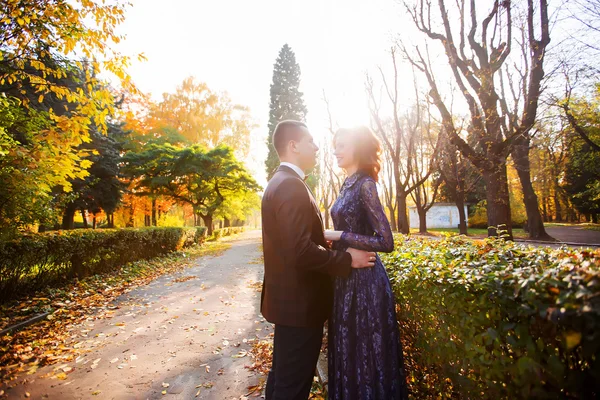 夕日で山の森で結婚式のカップル — ストック写真