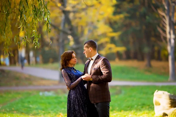 Apenas casal abraço, abraço par de casamento, Noiva e Gro — Fotografia de Stock