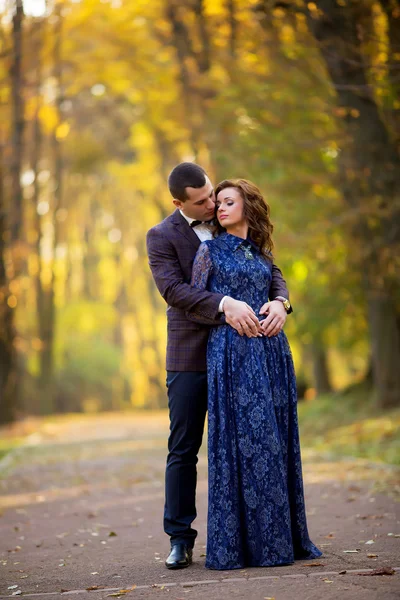 Jonge gezin, het huwelijk, de pasgetrouwden, in liefde kussen — Stockfoto