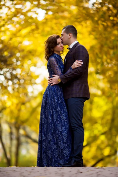 Couple de mariage dansant dans un parc par une journée ensoleillée — Photo