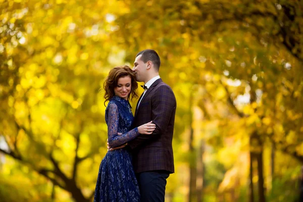 Verliebtes Paar, den Herbst im Wald umarmend — Stockfoto